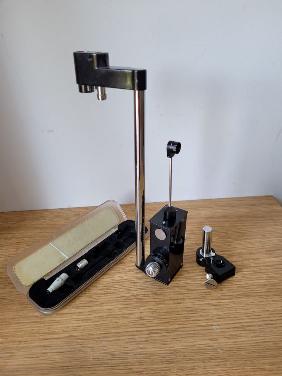 Applanation tonometer 