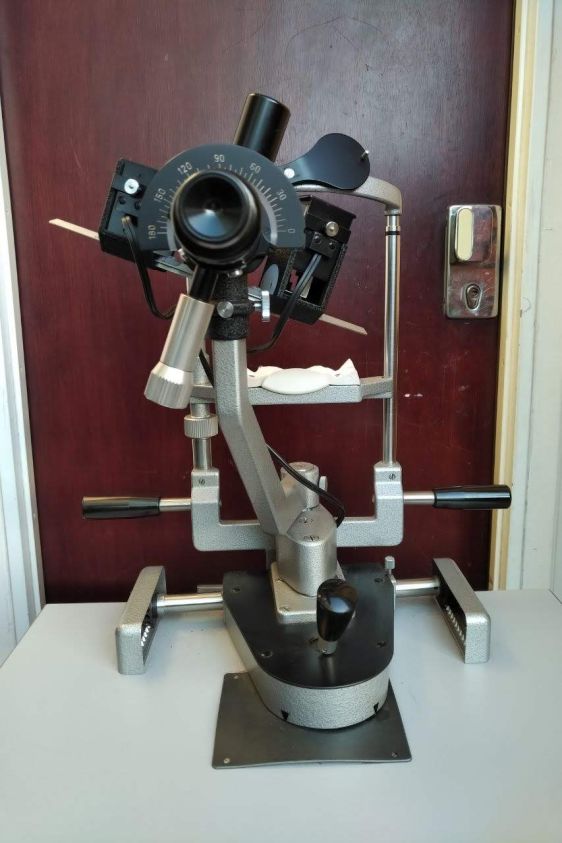 Haag-Streit Keratometer & Table