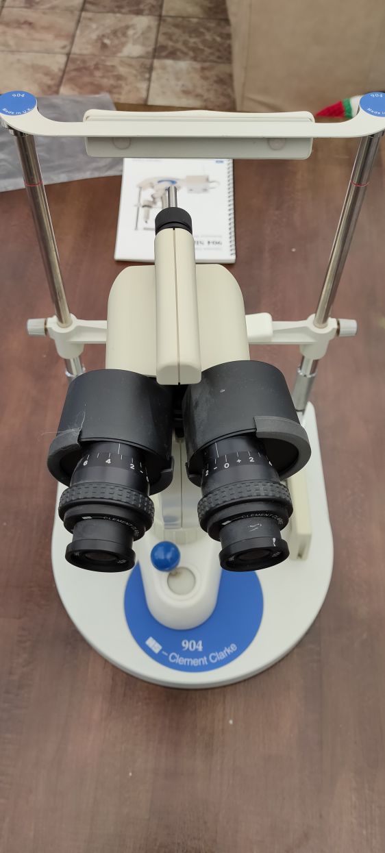 Portable slit lamp