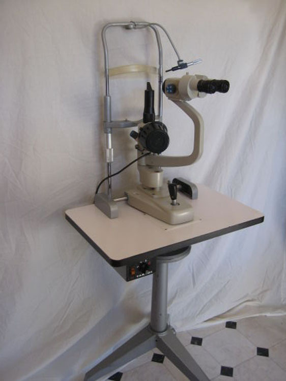 SLIT LAMP