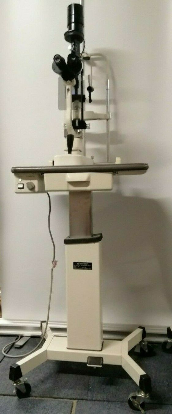 Topcon SL-3C slit lamp with a table 