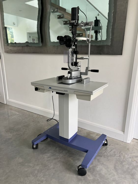 Haag Streit 900 Slit Lamp on HS Table