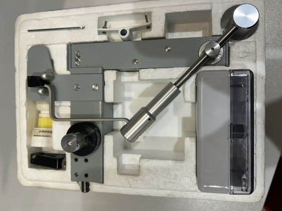 Goldman style tonometer
