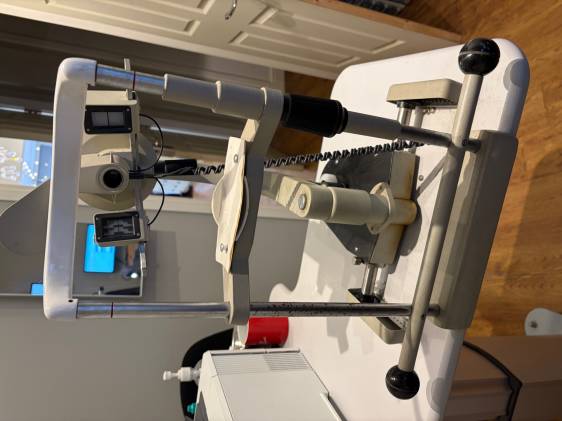 Manual Javal-Schiötz keratometer.