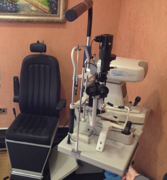 ophthalmic examination chair with table