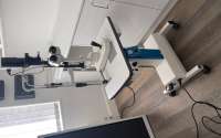 Slit lamp on motorised table